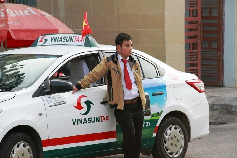 Trời se lạnh, người người súng sính áo khăn ra đường ngày mùng 1 Tết ảnh 5